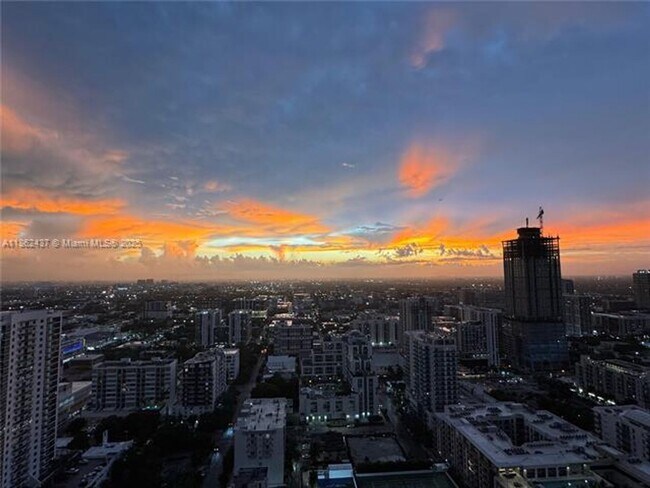 Building Photo - 700 NE 24th St