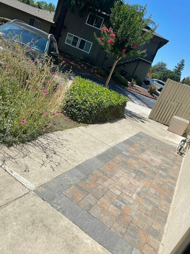 Building Photo - 1061 Mohr Ln