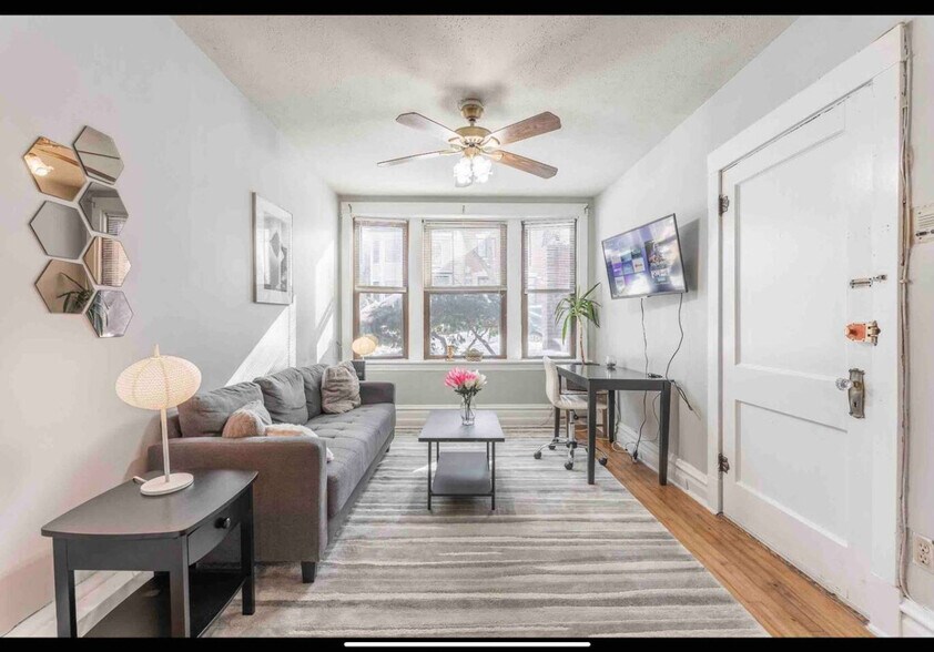 Primary Photo - 1246 W Nelson St