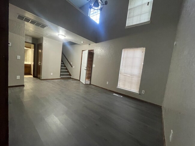 Building Photo - Charming 5 Bedroom House