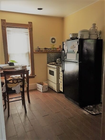 Building Photo - 402 Rogers St