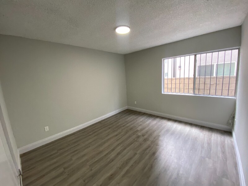 Building Photo - 641 W 92nd St