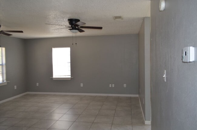 Building Photo - Country setting