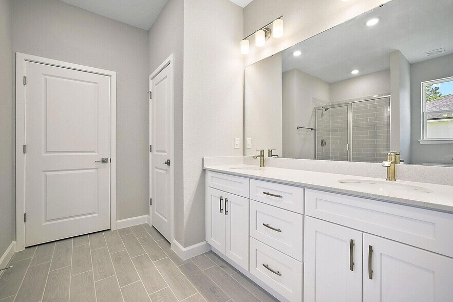 Walk-In Shower View - 160 Dailey St SE