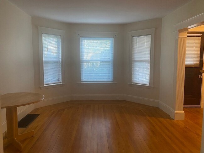 Building Photo - 814 Belmont St