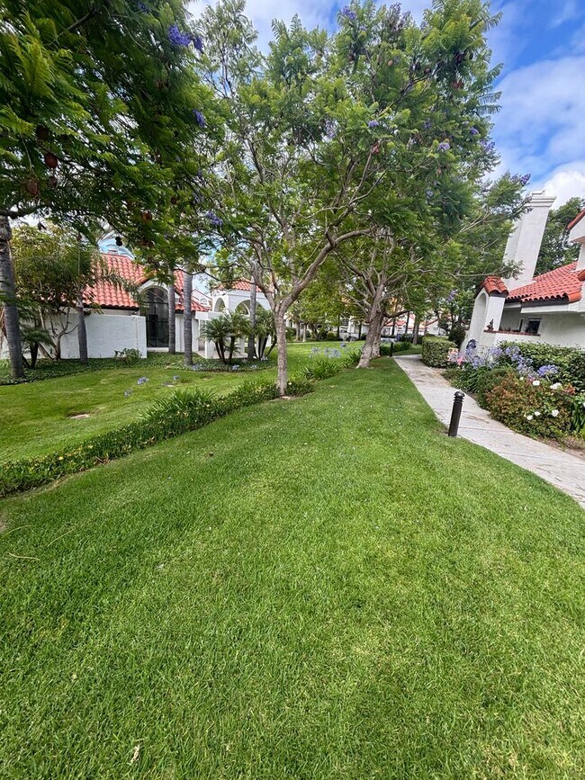 Building Photo - Beautiful Camarillo Townhome