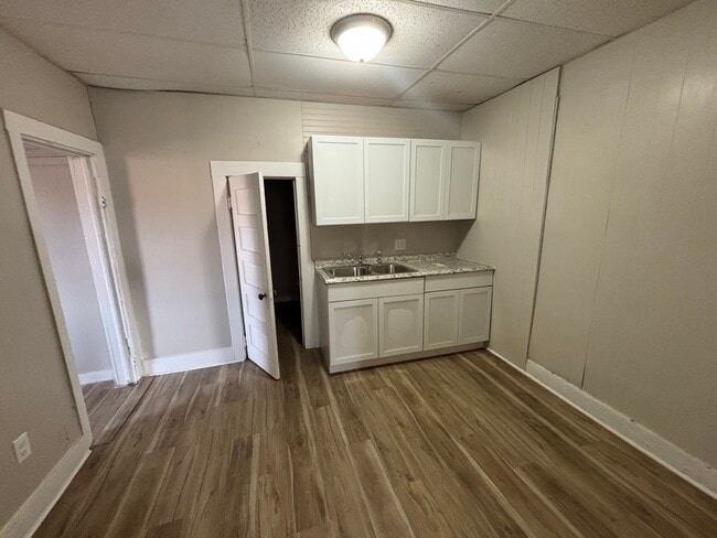 Building Photo - 14 E 6th Ave