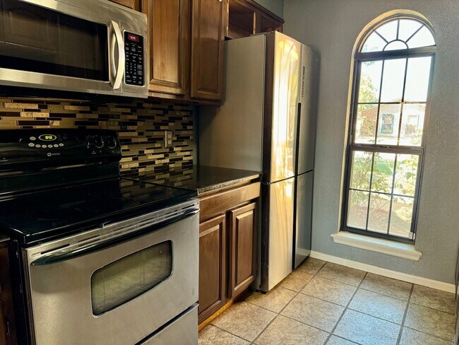 Building Photo - "Charming 3-Bed Oasis with 2 Full Baths in Lubbock – 1,610 Sq Ft of Comfort Awaits!"