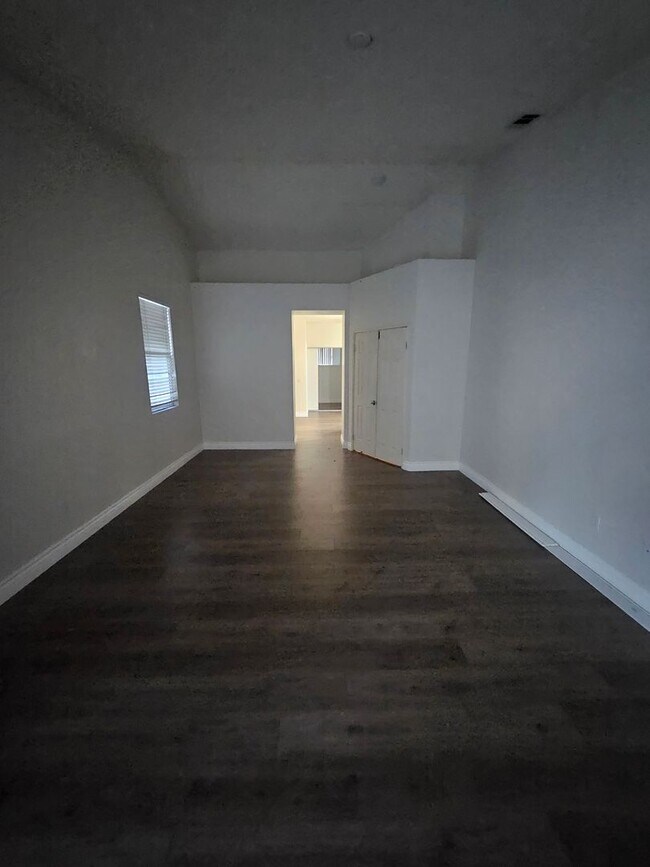 Building Photo - Spacious South Corona Home!