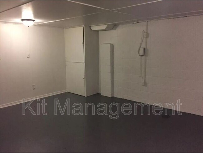 Building Photo - 536 W Poinsetta Ave