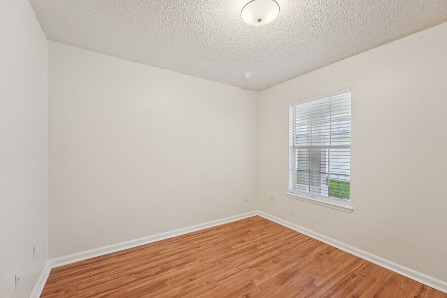Building Photo - 808 South Edenbridge Way