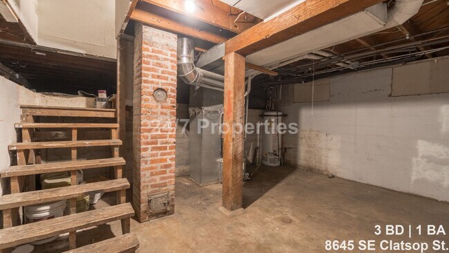Building Photo - Bright 3BD I 1.5BA Home w/ Large Yard - SE Portland