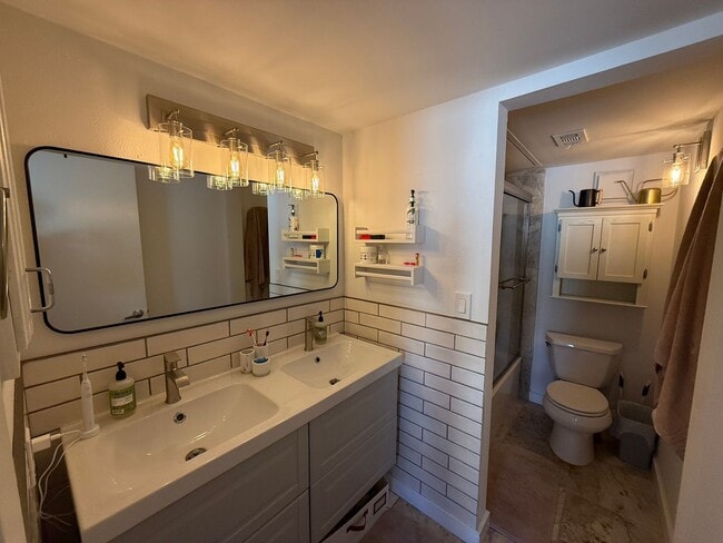 Building Photo - Lower Greenville Gated Condo with Garage