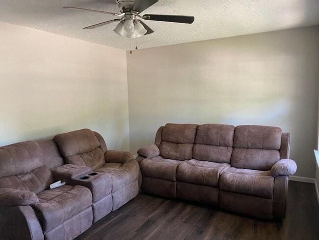 Building Photo - Updated 3 Bedroom House With Large Fenced-...