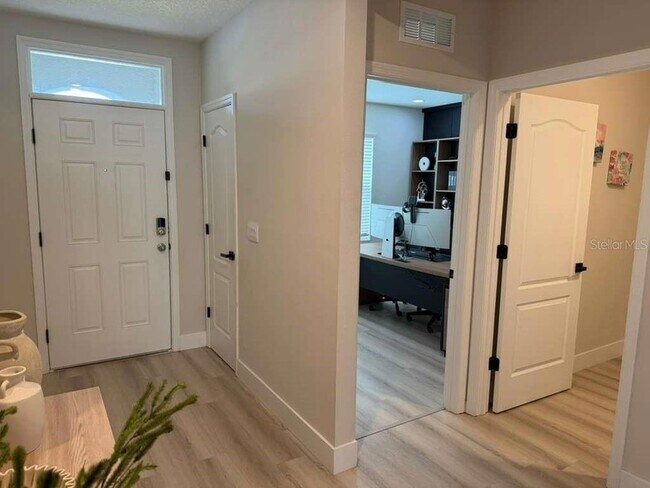 Building Photo - 33412 Country House Dr