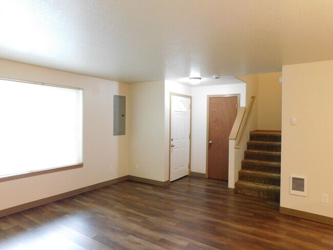 Building Photo - 3Bd/1.5Ba Two Story House - Available to View!