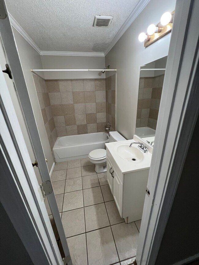Building Photo - 2 Bed 1 Bath Near Campus! Water/Sewer/Trash Included In Rent!!