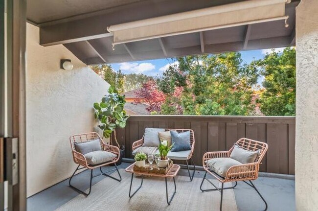 Building Photo - 999 Evelyn Terrace W