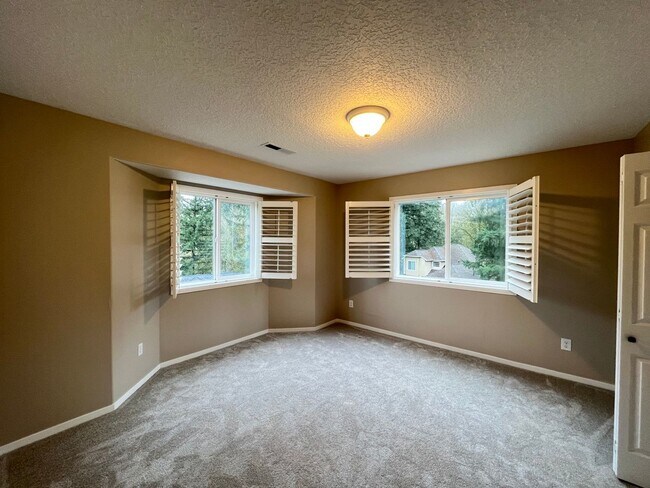 Building Photo - Immaculate 4 bedroom, 3.5 bathroom, tri-level Home in Tigard!! Expansive Views, Office space, Gam...