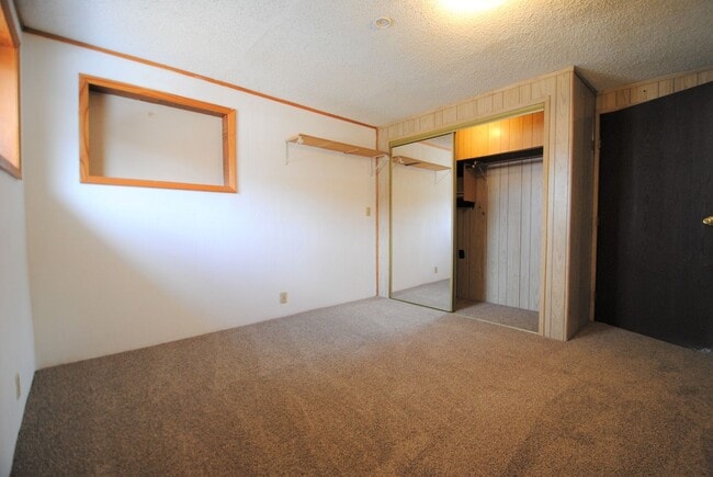Building Photo - Huge 5 Bed / 3 Bath w/ 2 Car Garage