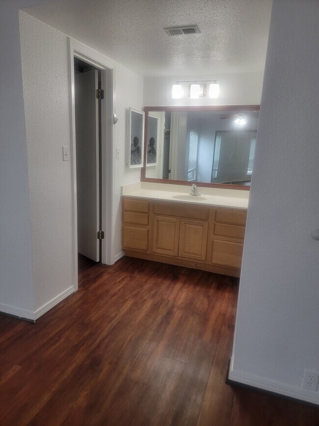 Building Photo - 3303 W Greenridge Dr