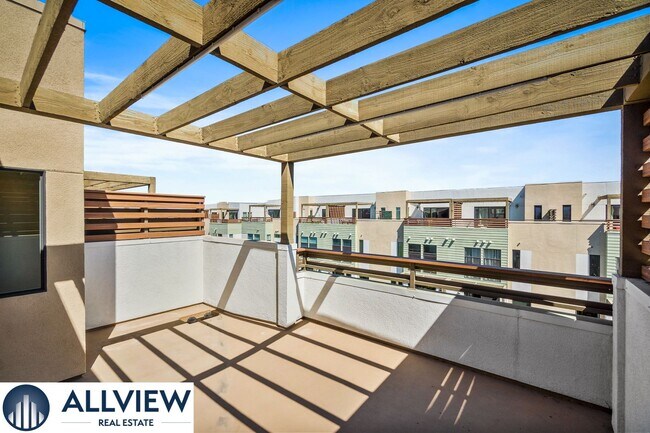 Building Photo - Gorgeous 4 Story Townhome Available in the Highly Desired 17 West Community!