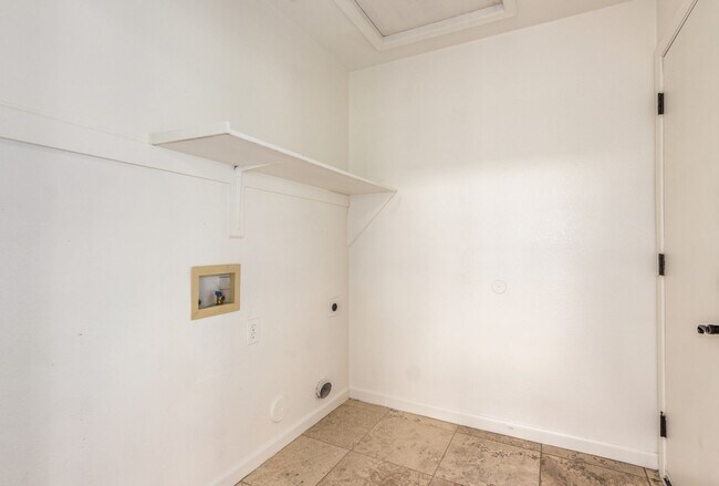 Building Photo - New Listing in Avondale