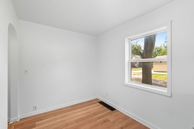 Building Photo - NEW LISTING! 2 BEDROOM HOME