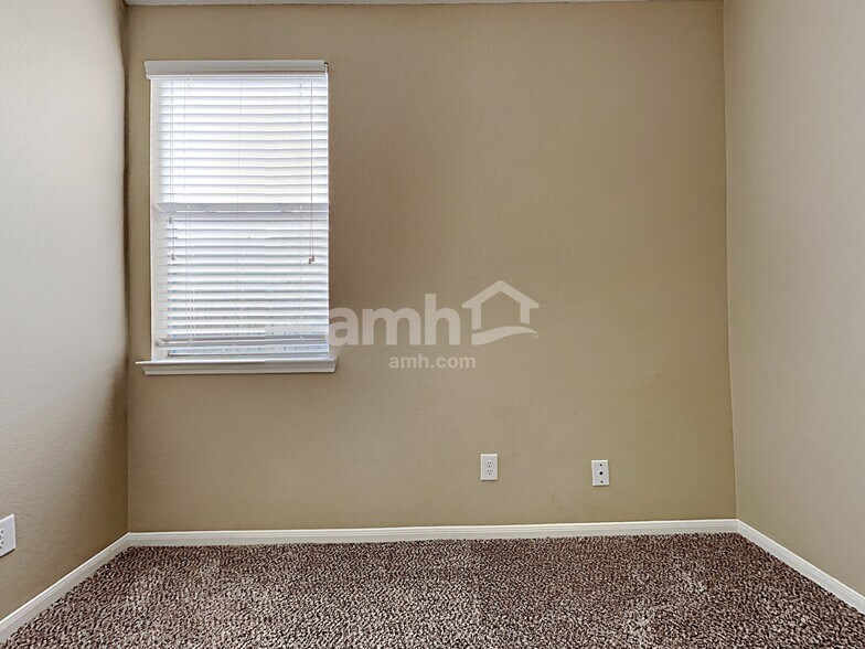 Building Photo - 2324 Shady Tree Ln
