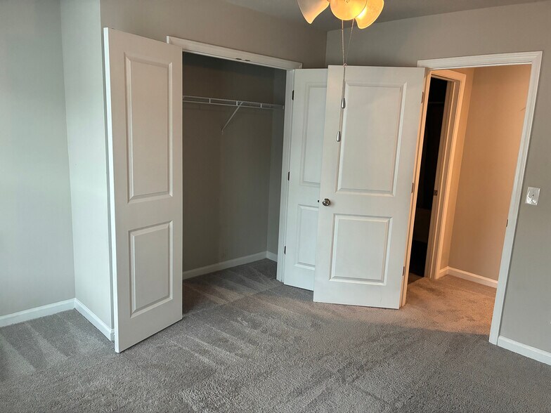 Building Photo - Room in Townhome on The Way Pl