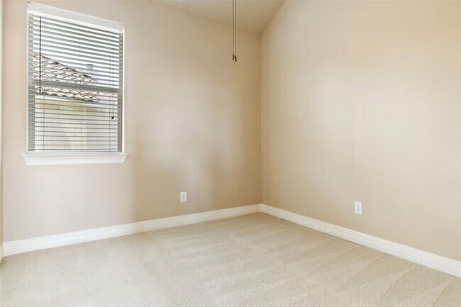 Building Photo - 15528 Interlachen Dr