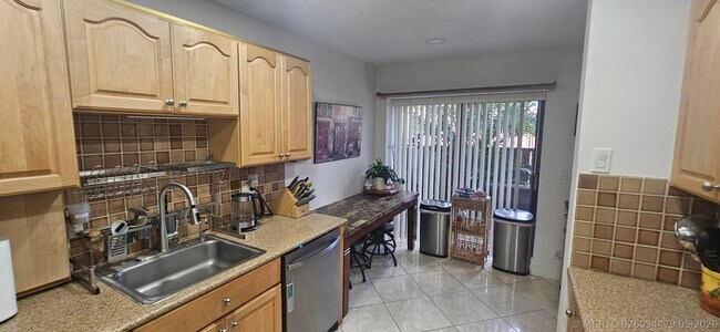 Building Photo - 2511 Carambola Cir N