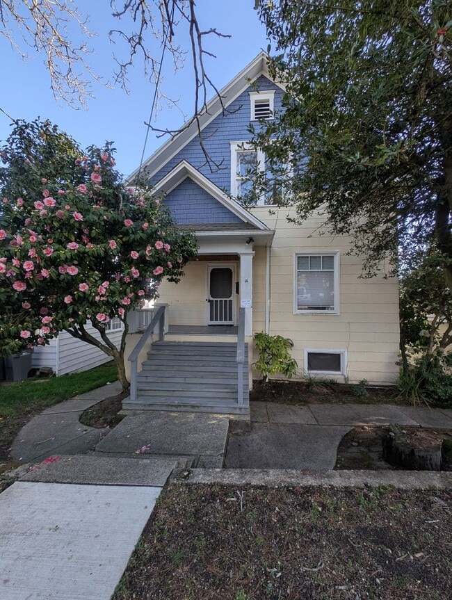 Building Photo - 3 Bedroom Bremerton Charmer with Stunning ...