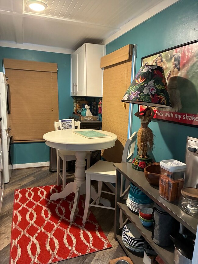 Building Photo - Adorable Tiny Home in the heart of Williamsburg literally steps to W&M Law School Available 3/1/26