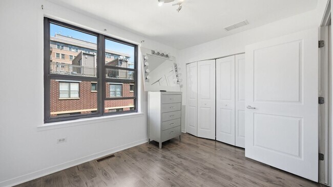 Building Photo - 510 W Elm St