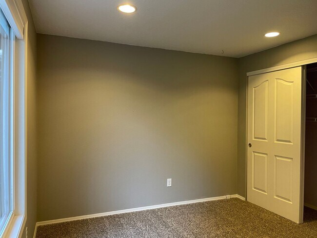 Building Photo - Adorable 4 Bedroom 2.5 Bath Home in Fisher...