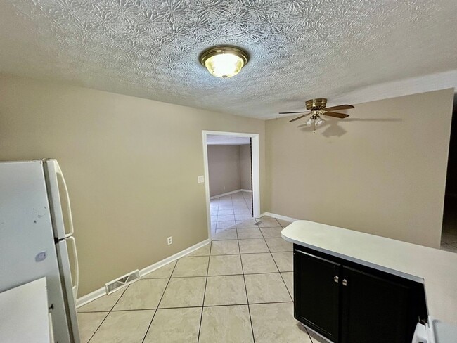 Building Photo - Newly Remodeled 4-Bedroom, 3-Bath with Fin...