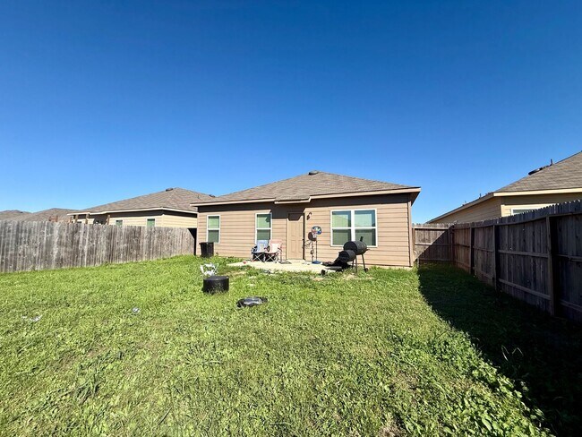 Building Photo - Beautiful 3 bedroom single story home in St Hedwig