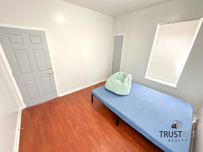 Building Photo - 8 bedroom house in North Central Philadelp...