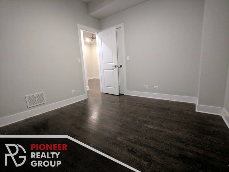 Building Photo - 1946 W Nelson St