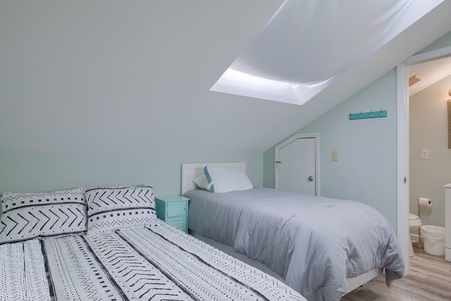 Building Photo - FURNISHED OFF-SEASON MONTHLY RENTAL-STARTI...