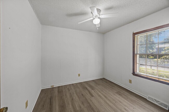Building Photo - Charming Rental in Central Location
