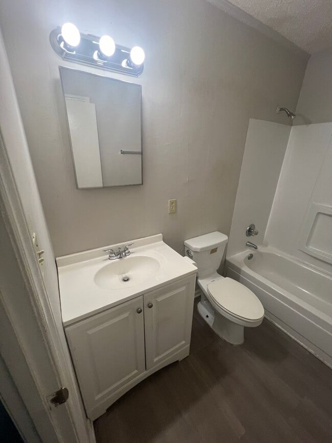 Building Photo - Move-in Ready!