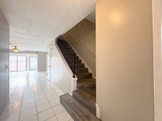 Building Photo - 3B/2.5B Townhome Unit ~ Beacon Hill Community ~ Carpet Free