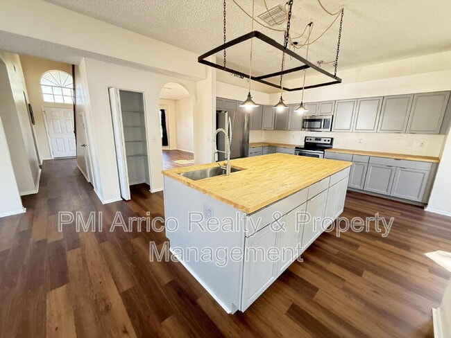 Building Photo - 12653 Longcrest Dr
