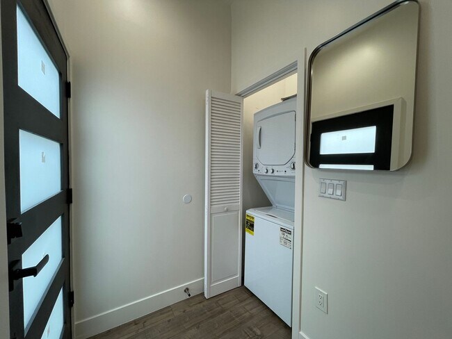 Building Photo - Beautiful Newly Renovated  1 bd 1ba Near Melrose Place