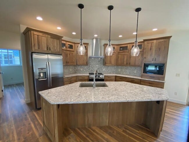 Building Photo - Beautifully Designed 3 Bed Home