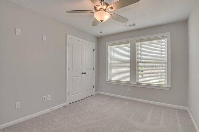 Building Photo - 596 Vinings Dr