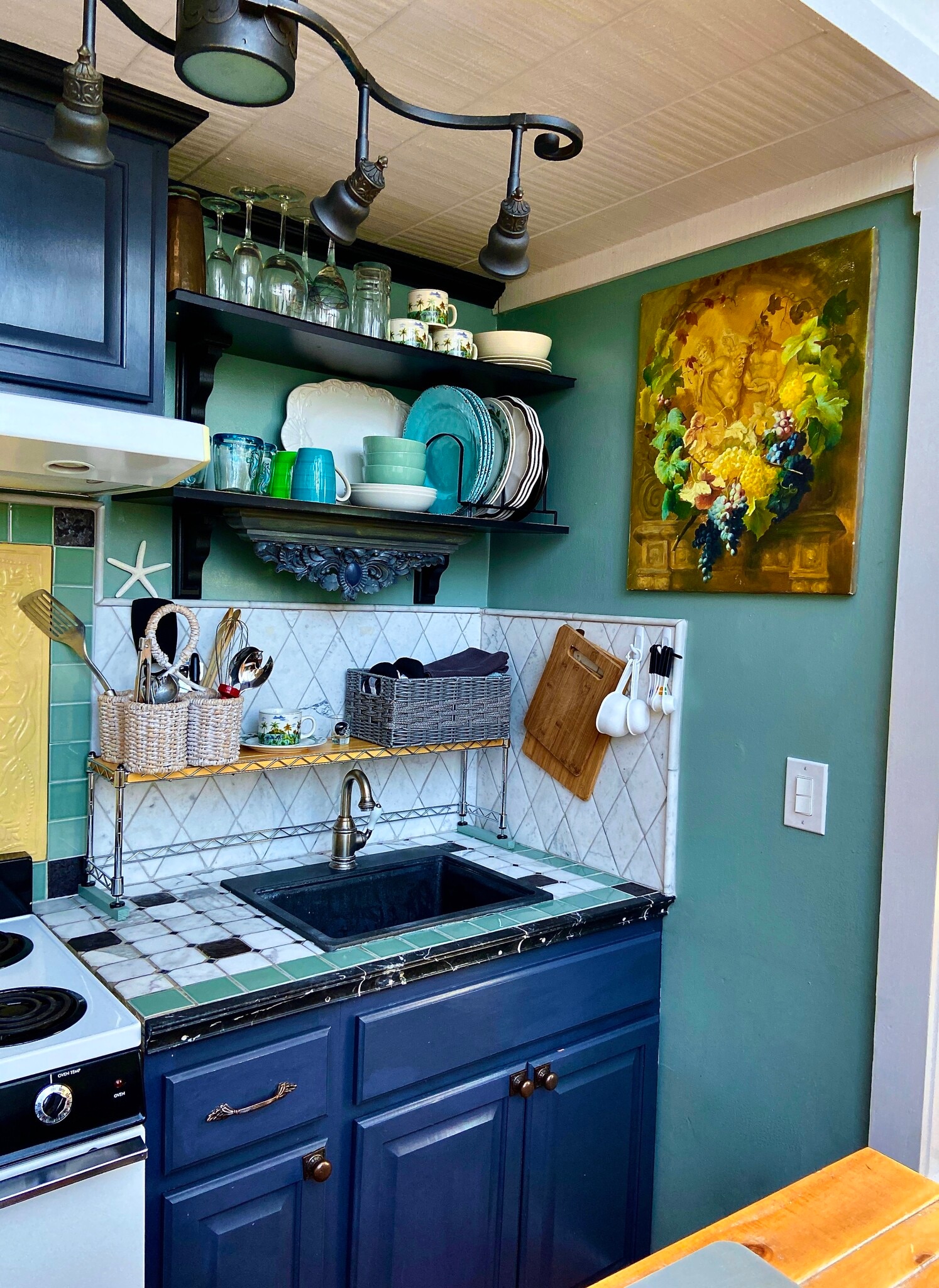 Carrera Marble Tiled Counters - 137 4th St