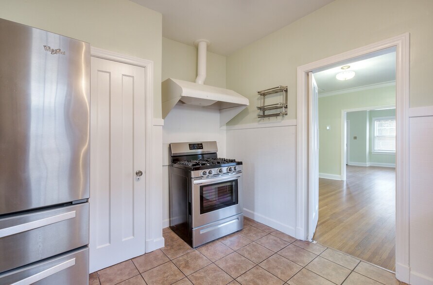 Building Photo - 109 E 26th Pl